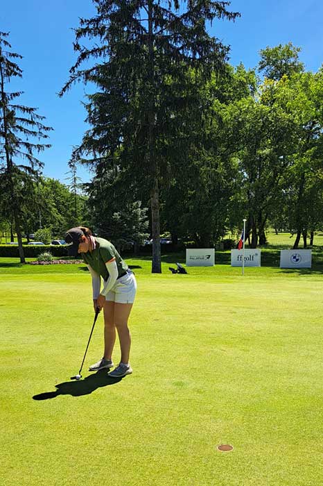 amélie au putting green avant son premier tour de stroke play