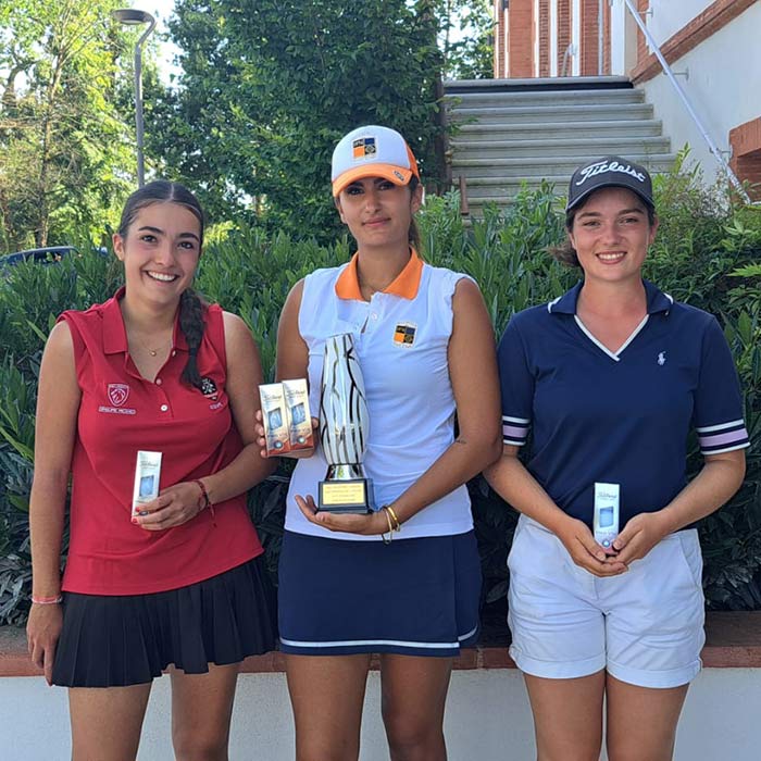 Les trois filles composant le podium