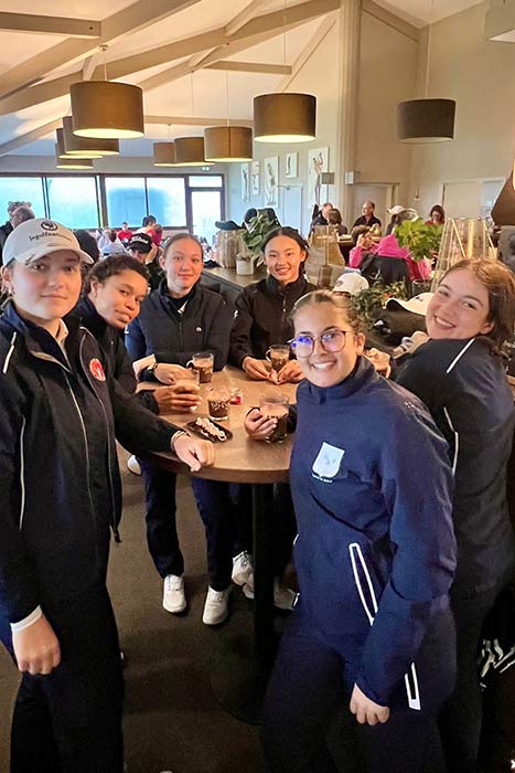 les filles au bar entre les averses
