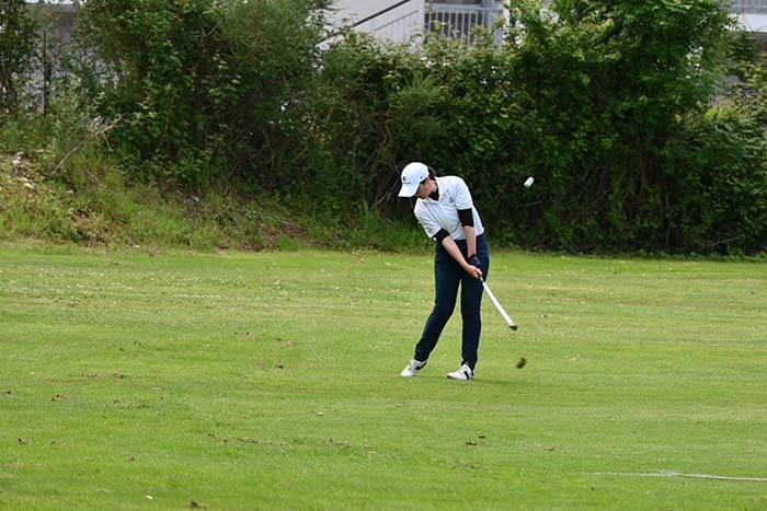 golfeuse sur le fairway au fer