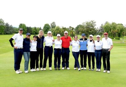 l'équipe dame du golf national au complet avec le president le coach et le capitaine