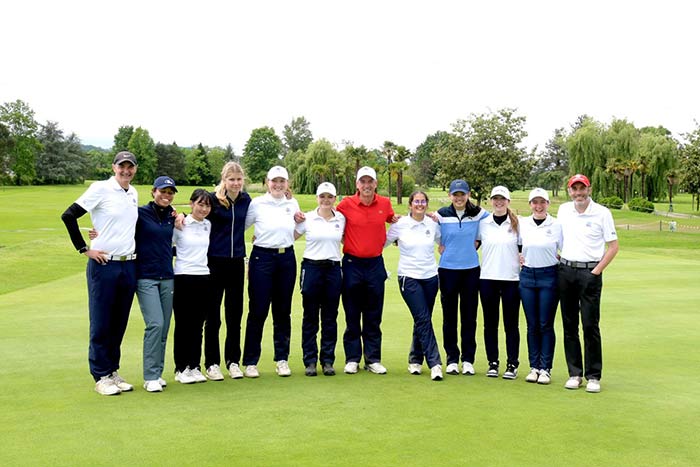 l'équipe dame du golf national au complet avec le president le coach et le capitaine