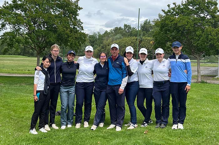 les filles avec le coach du golf national