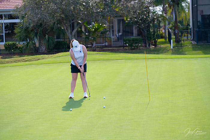 Amélie Gras au putting avant la compétition